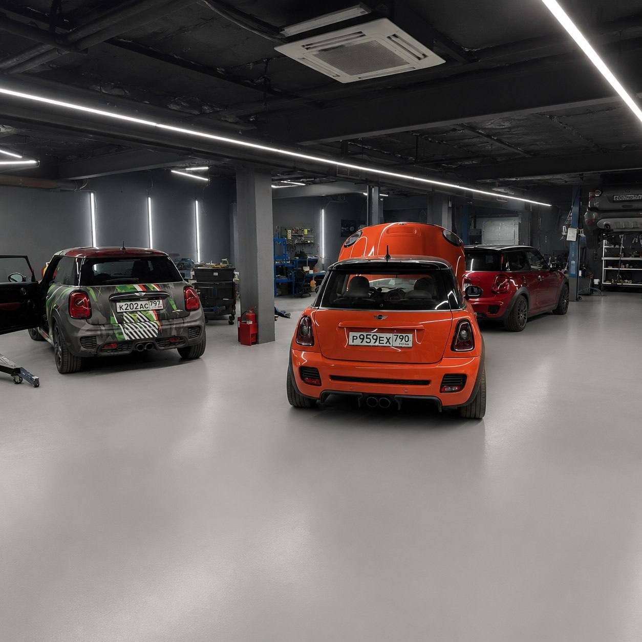 Мастерская LegoGarage: автомобили в сервисной зоне